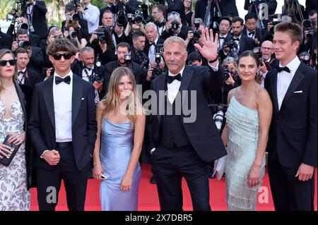 Cannes, Francia. 19 maggio 2024. CANNES, FRANCIA. 19 maggio 2024: Kevin Costner, Lily Costner, Hayes Logan Costner, Grace Avery Costner, Annie Costner & Cayden Wyatt Costner at the Horizon: An American Saga premiere al 77° Festival di Cannes. Crediti fotografici: Paul Smith/Alamy Live News Foto Stock