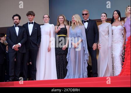 Cannes, Francia. 19 maggio 2024. CANNES, FRANCIA. 19 maggio 2024: Alejandro Edda, Hayes Costner, Jena Malone, Georgia MacPhail, Sienna Miller, Kevin Costner, Ella Hunt, Wase Chief & Abbey Lee Kershaw at the Horizon: an American Saga premiere al 77° Festival di Cannes. Crediti fotografici: Paul Smith/Alamy Live News Foto Stock