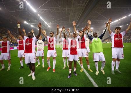 Arnhem, Paesi Bassi. 19 maggio 2024. ARNHEM, PAESI BASSI - 19 MAGGIO: Anton Gaaei di AFC Ajax, Sivert Mannsverk di AFC Ajax, Brian Brobbey di AFC Ajax, Julian Rijkhoff di AFC Ajax, Josip Sutalo di AFC Ajax, Jordan Henderson di AFC Ajax, Steven Bergwijn di AFC Ajax, Ahmetcan Kaplan di AFC Ajax, Carlos Forbs, Carlos Forjax Benjamin Tahirovic dell'AFC Ajax sta ringraziando gli Ajaxfans in trasferta per il loro sostegno durante l'incontro olandese Eredivisie tra Vitesse e AFC Ajax allo Stadion Gelredome il 19 maggio 2024 ad Arnhem, Paesi Bassi. (Foto di Ben Gal/Orange Pictures) credito: Orange Pics BV/Alamy Live News Foto Stock