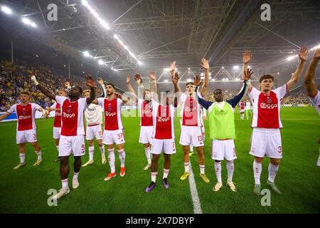 Arnhem, Paesi Bassi. 19 maggio 2024. ARNHEM, PAESI BASSI - 19 MAGGIO: Anton Gaaei di AFC Ajax, Sivert Mannsverk di AFC Ajax, Brian Brobbey di AFC Ajax, Julian Rijkhoff di AFC Ajax, Josip Sutalo di AFC Ajax, Jordan Henderson di AFC Ajax, Steven Bergwijn di AFC Ajax, Ahmetcan Kaplan di AFC Ajax, Carlos Forbs, Carlos Forjax Benjamin Tahirovic dell'AFC Ajax sta ringraziando gli Ajaxfans in trasferta per il loro sostegno durante l'incontro olandese Eredivisie tra Vitesse e AFC Ajax allo Stadion Gelredome il 19 maggio 2024 ad Arnhem, Paesi Bassi. (Foto di Ben Gal/Orange Pictures) credito: Orange Pics BV/Alamy Live News Foto Stock