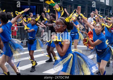 New York, Stati Uniti. 18 maggio 2024. Giovani ballerini visti esibirsi durante la sfilata. I ballerini partecipano alla diciottesima sfilata di danza annuale. 200 troupe ballano lungo il percorso della parata dalla 17th Street e la sesta Avenue al parco di Tompkins Square. Sono rappresentati oltre 100 stili di danza provenienti da tutto il mondo. Il tema di quest'anno è "Dance Free New York", che celebra la revisione dei regolamenti di zonizzazione della città che limitano la danza solo al 20% di New York City. (Foto di Syndi Pilar/SOPA Images/Sipa USA) credito: SIPA USA/Alamy Live News Foto Stock