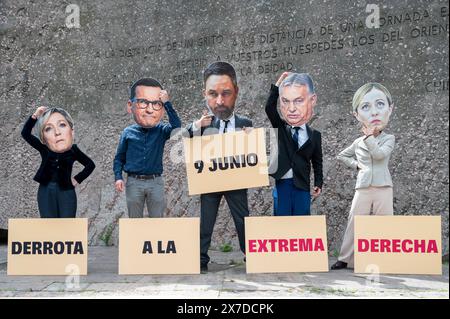 Madrid, Spagna. 19 maggio 2024. Diversi attivisti che indossano i volti di diversi politici di estrema destra (da sinistra a destra); Marine le Pen, Mateusz Morawiecki, Santiago Abascal, Viktor Orbán, e Giorgia Meloni partecipano alla dimostrazione a Plaza de Colon. Centinaia di persone hanno protestato contro l'estrema destra e il movimento fascista in Europa e hanno esortato i cittadini europei a mobilitarsi contro l'avanzata dell'estrema destra di fronte alle elezioni europee che si terranno il prossimo 9 giugno a Plaza Colon a Madrid, in Spagna. Credito: SOPA Images Limited/Alamy Live News Foto Stock