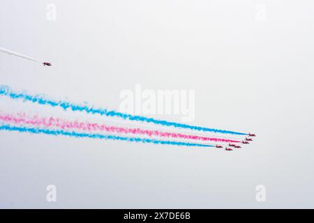 Palio Faliro, Grecia - 18 maggio 2024.RAF squadra acrobatica bbiancastra le frecce rosse si esibiscono al Palio Faliro, Grecia Foto Stock