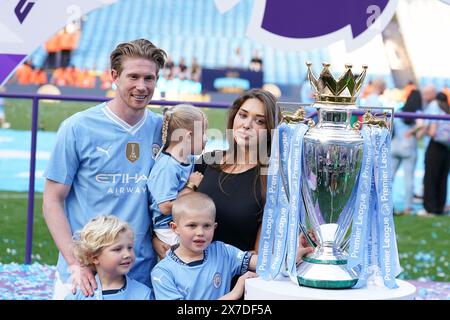 Kevin De Bruyne del Manchester City posa per una foto con la moglie Michele Lacroix, i loro figli e il trofeo di Premier League dopo la partita di Premier League all'Etihad Stadium di Manchester. Data foto: Domenica 19 maggio 2024. Foto Stock