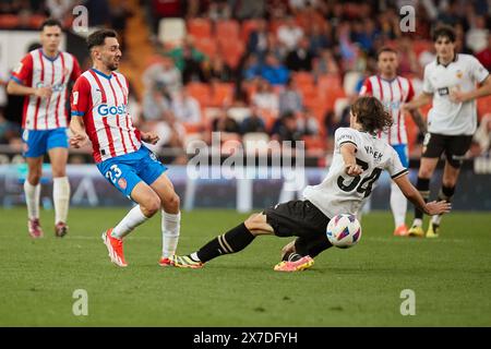 Valencia, Spagna. 19 maggio 2024. VALENCIA, SPAGNA - 19 MAGGIO: Ivan Martin, attaccante a centrocampo del Girona FC, gareggia per il pallone con Yarek Gasiorowski Centre-back del Valencia CF durante la partita LaLiga EA Sports tra Valencia CF e Girona FC allo stadio Mestalla, il 19 maggio 2024 a Valencia, Spagna. (Foto di Jose Torres/Photo Players Images) credito: Magara Press SL/Alamy Live News Foto Stock