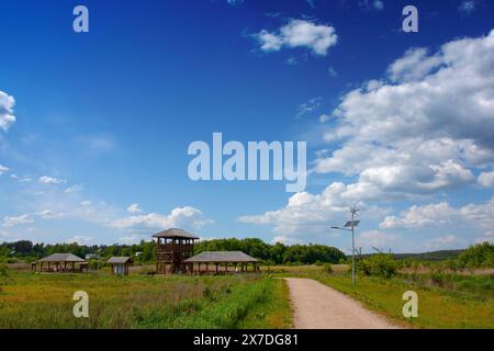 Il paesaggio rurale nella valle del fiume Suprasl, percorso didattico, giornata di sole sulle rive del fiume. Polonia, Podlasie, Suprasl Foto Stock