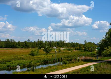 Il paesaggio rurale nella valle del fiume Suprasl, percorso didattico, giornata di sole sulle rive del fiume. Polonia, Podlasie, Suprasl Foto Stock