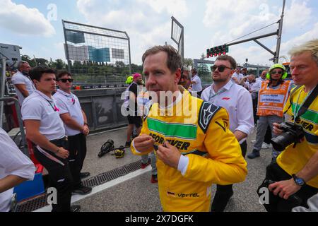 Imola, Italia. 19 maggio 2024. Sebastian Vettel (GER) ex piloti di F1, omaggio ad Ayrton Senna con McLaren MP4/8 Ford WC 1993 durante le CROCIERE MSC DI FORMULA 1 GRAN PREMIO DEL MADE IN ITALY e DELl'EMILIA-ROMAGNA 2 autodromo Enzo e Dino Ferrari, Imola (BO) Italia crediti: Independent Photo Agency/Alamy Live News Foto Stock