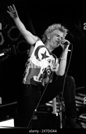 CAMPINO, DIE TOTEN HOSEN, GLASTONBURY 95: The Legendary Campino (vero nome Andreas Frege) del supergruppo tedesco Die Toten Hosen suona la seconda tappa NME al Glastonbury Festival, Pilton Farm, Somerset, Inghilterra, 23 giugno 1995. Nel 1995 il festival ha celebrato il suo 25 ° anniversario. Foto: ROB WATKINS. INFO: DIE TOTEN HOSEN è un gruppo punk rock tedesco formatosi nel 1982. Noti per le loro esibizioni energiche e i testi socialmente consapevoli, sono diventati una delle band di maggior successo e duratura della Germania, con un impatto significativo sulle scene punk e rock. Foto Stock