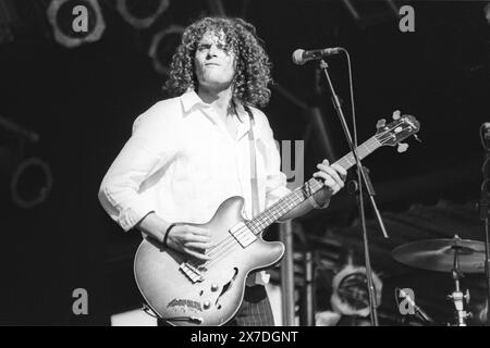 NIGEL CLARK, DODGY, GLASTONBURY 95: Il cantante Nigel Clark della band Dodgy suona il secondo stadio NME al Glastonbury Festival, Pilton Farm, Somerset, Inghilterra, giugno 1995. Nel 1995 il festival ha celebrato il suo 25 ° anniversario. Foto: ROB WATKINS. INFO: Dodgy è un gruppo musicale rock britannico formatosi a Hounslow nel 1990, noto per le sue melodie ottimistiche e le voci armoniche. Hanno guadagnato popolarità negli anni '1990 con successi come Staying Out for the Summer e Good Enough, diventando un punto fermo dell'era Britpop. Foto Stock