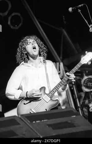 NIGEL CLARK, DODGY, GLASTONBURY 95: Il cantante Nigel Clark della band Dodgy suona il secondo stadio NME al Glastonbury Festival, Pilton Farm, Somerset, Inghilterra, giugno 1995. Nel 1995 il festival ha celebrato il suo 25 ° anniversario. Foto: ROB WATKINS. INFO: Dodgy è un gruppo musicale rock britannico formatosi a Hounslow nel 1990, noto per le sue melodie ottimistiche e le voci armoniche. Hanno guadagnato popolarità negli anni '1990 con successi come Staying Out for the Summer e Good Enough, diventando un punto fermo dell'era Britpop. Foto Stock