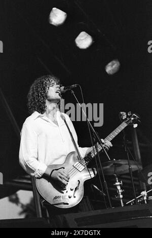 NIGEL CLARK, DODGY, GLASTONBURY 95: Il cantante Nigel Clark della band Dodgy suona il secondo stadio NME al Glastonbury Festival, Pilton Farm, Somerset, Inghilterra, giugno 1995. Nel 1995 il festival ha celebrato il suo 25 ° anniversario. Foto: ROB WATKINS. INFO: Dodgy è un gruppo musicale rock britannico formatosi a Hounslow nel 1990, noto per le sue melodie ottimistiche e le voci armoniche. Hanno guadagnato popolarità negli anni '1990 con successi come Staying Out for the Summer e Good Enough, diventando un punto fermo dell'era Britpop. Foto Stock