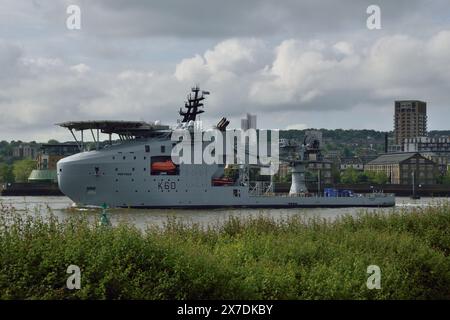 Dopo una visita a Londra, si dirige verso il Tamigi RFA Proteus, la prima delle due navi di sorveglianza oceanica multiruolo previste. Foto Stock