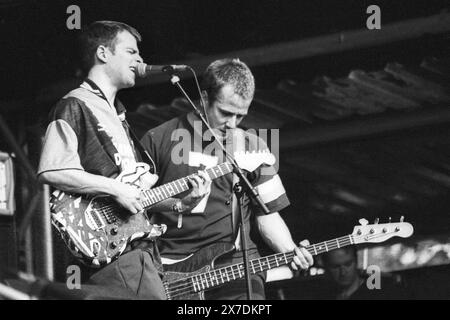 WEEZER, NME STAGE, GLASTONBURY 1995: Rivers Cuomo (chitarra e maglia da calcio) e il bassista originale Matt Sharp (maglia n. 7) dei Weezer suonano la NME Second Stage al Glastonbury Festival, Pilton Farm, Somerset, Inghilterra, giugno 1995. Nel 1995 il festival ha celebrato il suo 25 ° anniversario. Foto: ROB WATKINS. INFO: Weezer è un gruppo musicale statunitense formatosi nel 1992, noto per le loro melodie accattivanti e i testi eccentrici. Con successi come "Buddy Holly" e "Island in the Sun", hanno guadagnato una base di fan devoti e una significativa influenza nell'alternative rock. Foto Stock