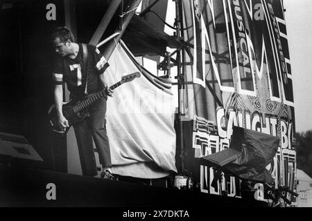 MATT SHARP, WEEZER, NME STAGE, GLASTONBURY 1995: Il bassista originale Matt Sharp (maglia n. 7) dei Weezer suona la NME Second Stage al Glastonbury Festival, Pilton Farm, Somerset, Inghilterra, giugno 1995. Nel 1995 il festival ha celebrato il suo 25 ° anniversario. Foto: ROB WATKINS. INFO: Weezer è un gruppo musicale statunitense formatosi nel 1992, noto per le loro melodie accattivanti e i testi eccentrici. Con successi come "Buddy Holly" e "Island in the Sun", hanno guadagnato una base di fan devoti e una significativa influenza nell'alternative rock. Foto Stock