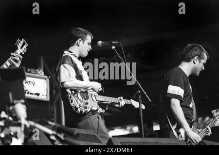 WEEZER, NME STAGE, GLASTONBURY 1995: Rivers Cuomo (chitarra e maglia da calcio) e il bassista originale Matt Sharp (maglia n. 7) dei Weezer suonano la NME Second Stage al Glastonbury Festival, Pilton Farm, Somerset, Inghilterra, giugno 1995. Nel 1995 il festival ha celebrato il suo 25 ° anniversario. Foto: ROB WATKINS. INFO: Weezer è un gruppo musicale statunitense formatosi nel 1992, noto per le loro melodie accattivanti e i testi eccentrici. Con successi come "Buddy Holly" e "Island in the Sun", hanno guadagnato una base di fan devoti e una significativa influenza nell'alternative rock. Foto Stock