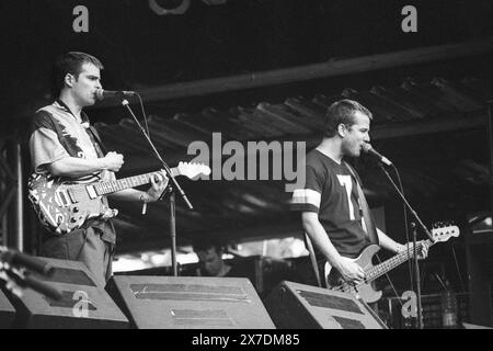 WEEZER, NME STAGE, GLASTONBURY 1995: Rivers Cuomo (chitarra e maglia da calcio) e il bassista originale Matt Sharp (maglia n. 7) dei Weezer suonano la NME Second Stage al Glastonbury Festival, Pilton Farm, Somerset, Inghilterra, giugno 1995. Nel 1995 il festival ha celebrato il suo 25 ° anniversario. Foto: ROB WATKINS. INFO: Weezer è un gruppo musicale statunitense formatosi nel 1992, noto per le loro melodie accattivanti e i testi eccentrici. Con successi come "Buddy Holly" e "Island in the Sun", hanno guadagnato una base di fan devoti e una significativa influenza nell'alternative rock. Foto Stock