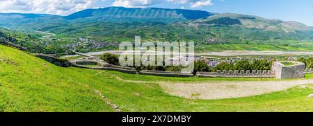 Una vista panoramica dal castello sul fiume Osum sopra la città di Berat, Albania in estate Foto Stock