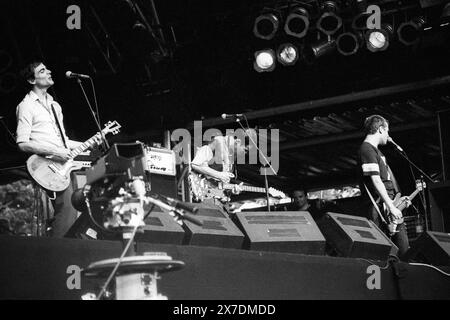 WEEZER, NME STAGE, GLASTONBURY 1995: Brian Bell (maglietta), Rivers Cuomo (chitarra e maglia da calcio) e il bassista originale Matt Sharp (maglia n. 7) dei Weezer suonano il secondo stadio NME al Glastonbury Festival, Pilton Farm, Somerset, Inghilterra, giugno 1995. Nel 1995 il festival ha celebrato il suo 25 ° anniversario. Foto: ROB WATKINS. INFO: Weezer è un gruppo musicale statunitense formatosi nel 1992, noto per le loro melodie accattivanti e i testi eccentrici. Con successi come "Buddy Holly" e "Island in the Sun", hanno guadagnato una base di fan devoti e una significativa influenza nell'alternative rock. Foto Stock