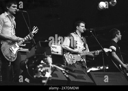 WEEZER, NME STAGE, GLASTONBURY 1995: Brian Bell (maglietta), Rivers Cuomo (chitarra e maglia da calcio) e il bassista originale Matt Sharp (maglia n. 7) dei Weezer suonano il secondo stadio NME al Glastonbury Festival, Pilton Farm, Somerset, Inghilterra, giugno 1995. Nel 1995 il festival ha celebrato il suo 25 ° anniversario. Foto: ROB WATKINS. INFO: Weezer è un gruppo musicale statunitense formatosi nel 1992, noto per le loro melodie accattivanti e i testi eccentrici. Con successi come "Buddy Holly" e "Island in the Sun", hanno guadagnato una base di fan devoti e una significativa influenza nell'alternative rock. Foto Stock