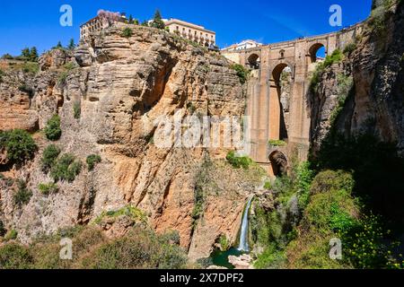 Il Puente Nuevo o Ponte nuovo che attraversa il canyon El Tajo de Ronda e il fiume Guadalevin a Ronda, provincia di Malaga, Spagna. Il ponte torreggia a 390 metri sopra il fiume e durò dal 1751 al 1793 per essere completato. Foto Stock