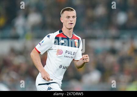 Roma, Italia. 19 maggio 2024. Albert Gudmundsson del Genoa CFC guarda durante la partita di serie A TIM tra AS Roma e Genoa CFC allo Stadio Olimpico il 19 maggio 2024 a Roma. Crediti: Giuseppe Maffia/Alamy Live News Foto Stock