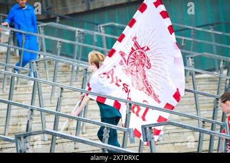 Londra, Regno Unito. 19 maggio 2024. L'Arsenal perse il primo titolo di Premier League dal 2004, nonostante abbia battuto l'Everton quando il Manchester City prese la gloria. Per essere campioni, l'Arsenal doveva battere l'Everton e l'Hope City non riuscì a vincere contro il West Ham. Molti tifosi seguirono la partita fuori e intorno allo stadio. Crediti: Kingsley Davis/Alamy Live News Foto Stock