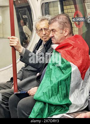 Londra, Regno Unito. 18 maggio 2024. Molo Richard Corbyn, fratello di Jeremy Corbyn, nella foto sulla metropolitana di Londra con un uomo drappeggiato in una bandiera palestinese durante NAKBA 76 a Londra, Regno Unito. Piers Corbyn è un meteorologo britannico, attivista anti-vaccino, teorico della cospirazione ed ex politico. Crediti: Nidpor/Alamy Live News Foto Stock