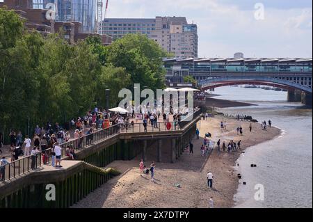 19 maggio 2924 - londonuk : persone sulla spiaggia del Tamigi sotto la bassa marea al sole vicino al ponte blackfriars Foto Stock