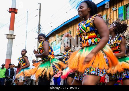 NAIROBI, KENYA - 17 MAGGIO: I ballerini della Rapala Dance Crew si esibiscono durante uno spettacolo di strada per aiutare a mobilitare i residenti e creare consapevolezza sui rischi dell'ipertensione il 17 maggio 2024 a Nairobi, Kenya. La giornata mondiale dell'ipertensione viene celebrata ogni anno per sensibilizzare il pubblico sul rischio di ipertensione e sulle sue misure preventive. Oggi, il Young Health Program, un'iniziativa di sensibilizzazione NCD implementata da Plan International Kenya, ha segnato questa giornata conducendo attività porta a porta a Kibera. Il team ha coinvolto Rapala Dancers che si sono riuniti per mobilitare la gente del posto dalla comunità Foto Stock