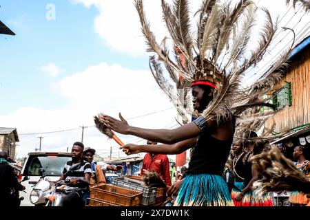 NAIROBI, KENYA - 17 MAGGIO: I ballerini della Rapala Dance Crew si esibiscono durante uno spettacolo di strada per aiutare a mobilitare i residenti e creare consapevolezza sui rischi dell'ipertensione il 17 maggio 2024 a Nairobi, Kenya. La giornata mondiale dell'ipertensione viene celebrata ogni anno per sensibilizzare il pubblico sul rischio di ipertensione e sulle sue misure preventive. Oggi, il Young Health Program, un'iniziativa di sensibilizzazione NCD implementata da Plan International Kenya, ha segnato questa giornata conducendo attività porta a porta a Kibera. Il team ha coinvolto Rapala Dancers che si sono riuniti per mobilitare la gente del posto dalla comunità Foto Stock