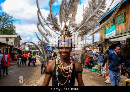 Una ballerina della Rapala Dance Crew si esibisce durante uno spettacolo di strada per aiutare a mobilitare i residenti e creare consapevolezza riguardo ai rischi di ipertensione a Nairobi. La giornata mondiale dell'ipertensione viene celebrata ogni anno per sensibilizzare sul rischio di ipertensione e sulle sue misure preventive. Oggi, il programma Young Health, Un'iniziativa di sensibilizzazione sulle malattie non trasmissibili (NCD) attuata da Plan International Kenya, ha segnato questa giornata conducendo attività porta a porta a Kibera. Il team ha coinvolto Rapala Dancers che si sono riuniti per mobilitare la gente del posto dalla comunità attraverso il perc culturale Foto Stock