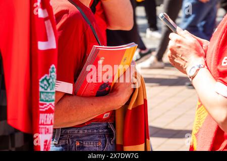 Anfield, Liverpool, Merseyside, Regno Unito 19 maggio 2024. Scene intorno allo stadio di Anfield mentre il manager delle squadre del Liverpool FC Jurgen Klopp prende il controllo della sua ultima partita contro i Wolves in un giorno di sole perfetto. I tifosi del club erano fuori vigore per celebrare il ritiro di una delle icone moderne del calcio britannico. Crediti: Immagini di mulini a vento/Alamy Live News Foto Stock