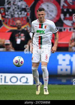 LEVERKUSEN - Jeffrey Gouweleeuw del FC Augsburg durante la partita di Bundesliga tra Bayer 04 Leverkusen e FC Augsburg alla DE Bay Arena il 18 maggio 2024 a Leverkusen, Germania. ANP | Hollandse Hoogte | GERRIT VAN COLOGNE Foto Stock