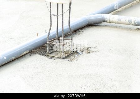 Tubo di scarico in PVC nel seminterrato in una nuova costruzione di case Foto Stock