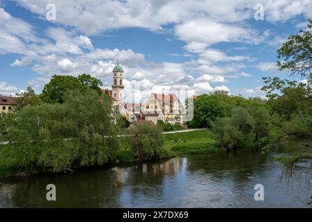 Ratisbona in un giorno d'estate con la Chiesa di San Mang in un giorno d'estate Foto Stock