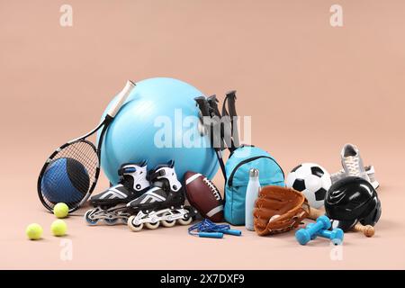 Numerose attrezzature sportive sullo sfondo beige Foto Stock