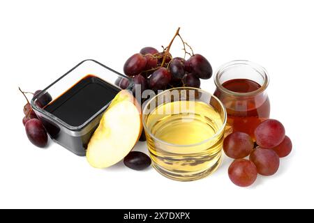 Diversi tipi di aceto e ingredienti isolati su bianco Foto Stock