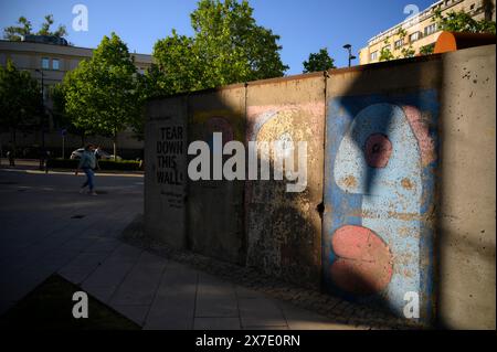 Varsavia, Polonia. 17 maggio 2024. Un frammento del muro di Berlino con una citazione dell'ex presidente degli Stati Uniti Ronald Reagan è stato visto a Varsavia, in Polonia, il 17 maggio 2024. (Foto di Jaap Arriens/Sipa USA) credito: SIPA USA/Alamy Live News Foto Stock