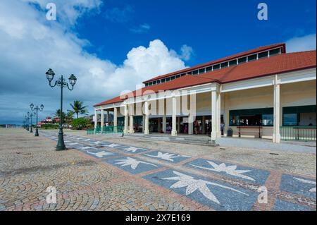 Pavimentazione con mosaici decorativi sulla facciata di Uturoa, città principale dell'isola di Raiatea, Isole della società, Polinesia francese Foto Stock