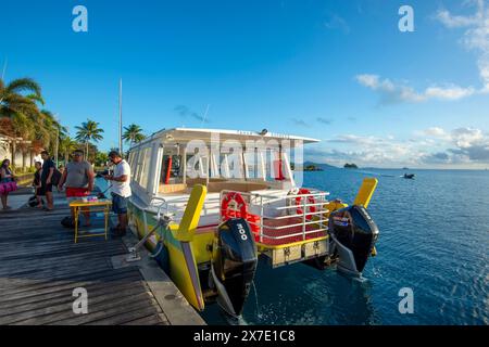 Traghetto tra le isole nel porto di Uturoa, principale città dell'isola di Raiatea, Isole della società, Polinesia francese Foto Stock