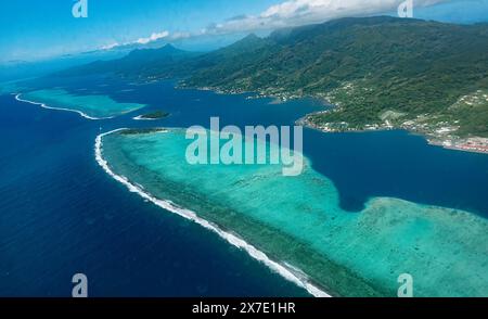Vista dall'alto dell'isola di Raiatea e della sua barriera corallina, delle Isole Society, della Polinesia francese Foto Stock