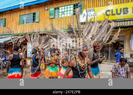 17 maggio 2024, Nairobi, Kenya: Ballerina di Rapala Dance Crew si esibisce durante uno spettacolo di strada per aiutare a mobilitare i residenti e creare consapevolezza sui rischi di ipertensione a Nairobi. La giornata mondiale dell'ipertensione viene celebrata ogni anno per sensibilizzare sul rischio di ipertensione e sulle sue misure preventive. Oggi, il programma Young Health, Un'iniziativa di sensibilizzazione sulle malattie non trasmissibili (NCD) attuata da Plan International Kenya, ha segnato questa giornata conducendo attività porta a porta a Kibera. Il team ha coinvolto Rapala Dancers che si sono riuniti per mobilitare la gente del posto dalla commu Foto Stock