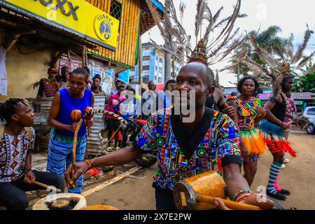 17 maggio 2024, Nairobi, Kenya: Ballerina di Rapala Dance Crew si esibisce durante uno spettacolo di strada per aiutare a mobilitare i residenti e creare consapevolezza sui rischi di ipertensione a Nairobi. La giornata mondiale dell'ipertensione viene celebrata ogni anno per sensibilizzare sul rischio di ipertensione e sulle sue misure preventive. Oggi, il programma Young Health, Un'iniziativa di sensibilizzazione sulle malattie non trasmissibili (NCD) attuata da Plan International Kenya, ha segnato questa giornata conducendo attività porta a porta a Kibera. Il team ha coinvolto Rapala Dancers che si sono riuniti per mobilitare la gente del posto dalla commu Foto Stock