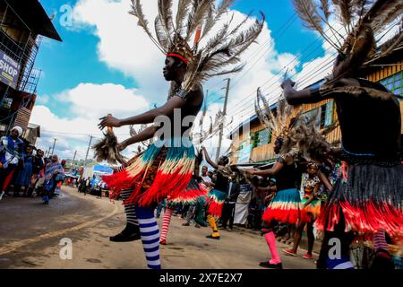 17 maggio 2024, Nairobi, Kenya: Ballerina di Rapala Dance Crew si esibisce durante uno spettacolo di strada per aiutare a mobilitare i residenti e creare consapevolezza sui rischi di ipertensione a Nairobi. La giornata mondiale dell'ipertensione viene celebrata ogni anno per sensibilizzare sul rischio di ipertensione e sulle sue misure preventive. Oggi, il programma Young Health, Un'iniziativa di sensibilizzazione sulle malattie non trasmissibili (NCD) attuata da Plan International Kenya, ha segnato questa giornata conducendo attività porta a porta a Kibera. Il team ha coinvolto Rapala Dancers che si sono riuniti per mobilitare la gente del posto dalla commu Foto Stock