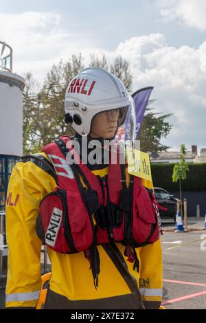 Manichino vestito con abbigliamento per imbarcazioni di salvataggio RNLI, un punto di discussione fuori dalla Lymington Lifeboat Station che aiuta a raccogliere fondi, Hampshire, Inghilterra, Regno Unito Foto Stock