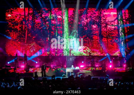 Verona, Italia. 19 maggio 2024. Antonello Venditti pseudonimo di Antonio Venditti su un palco all'Arena di Verona per le sue prime esibizioni dal vivo del suo nuovo tour "notte prima degli esami - 1984-2024 40th Anniversary" il 19 maggio 2024 a Verona. Crediti: Roberto Tommasini/Alamy Live News Foto Stock