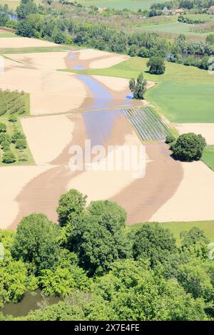 Il fiume Dordogna scorre attraverso i terreni agricoli del Périgord Noir nel sud-ovest della Francia. Agricoltura, agricoltura mista, acqua, irrigazione. Périgord, Dord Foto Stock