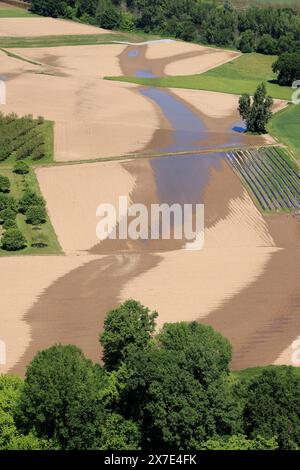 Il fiume Dordogna scorre attraverso i terreni agricoli del Périgord Noir nel sud-ovest della Francia. Agricoltura, agricoltura mista, acqua, irrigazione. Périgord, Dord Foto Stock