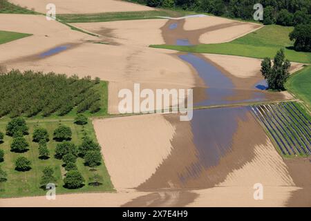 Il fiume Dordogna scorre attraverso i terreni agricoli del Périgord Noir nel sud-ovest della Francia. Agricoltura, agricoltura mista, acqua, irrigazione. Périgord, Dord Foto Stock